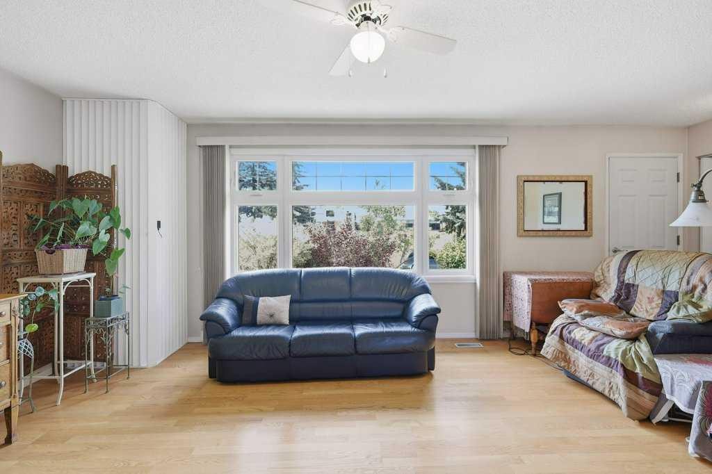 









5709


56

Avenue,
Lacombe,




AB
T4L 1N6

