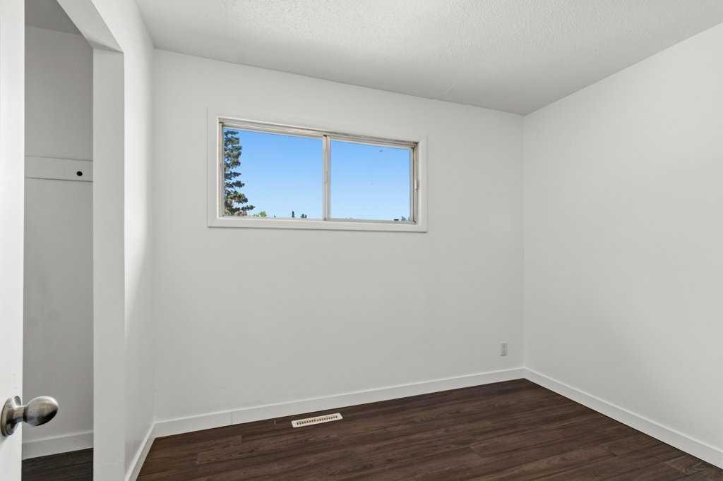 









4719


46

Avenue,
Sylvan Lake,




AB
T4S 1L4

