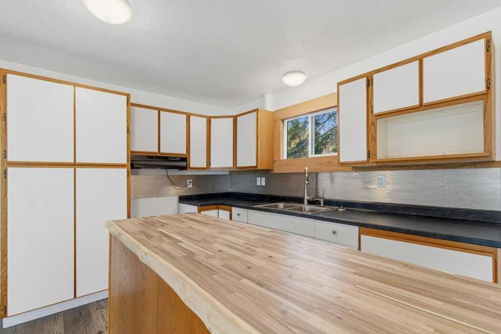 









4719


46

Avenue,
Sylvan Lake,




AB
T4S 1L4

