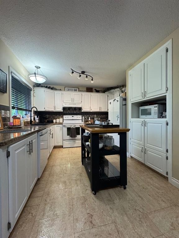 









5001


45

Street,
Sedgewick,




AB
T0B0C4

