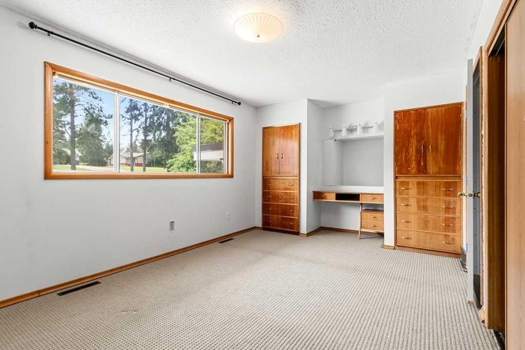 









5307


48

Avenue,
Sylvan Lake,




AB
T4S 1G5

