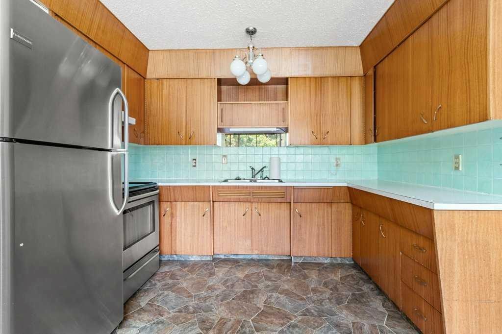 









5307


48

Avenue,
Sylvan Lake,




AB
T4S 1G5

