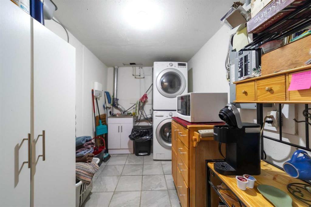 









318


Main Street

,
Ferintosh,




AB
T0B1M0

