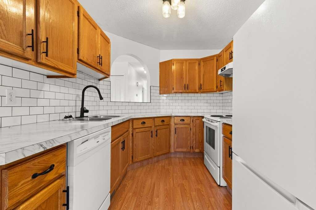









33


Eggleton

Street,
Red Deer,




AB
T4N 2L2

