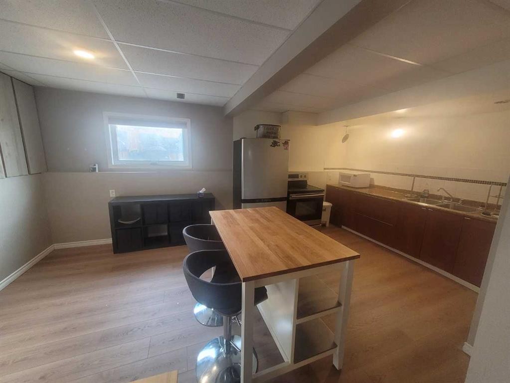 









33


Eggleton

Street,
Red Deer,




AB
T4N 2L2

