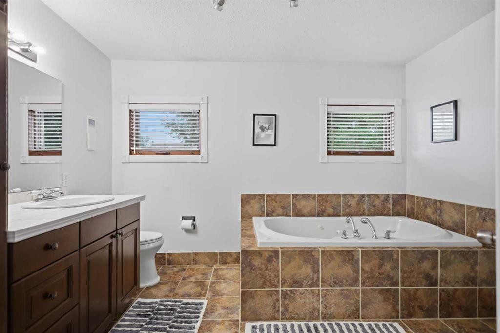 









5526


49

Avenue,
Lacombe,




AB
T4L 1M8

