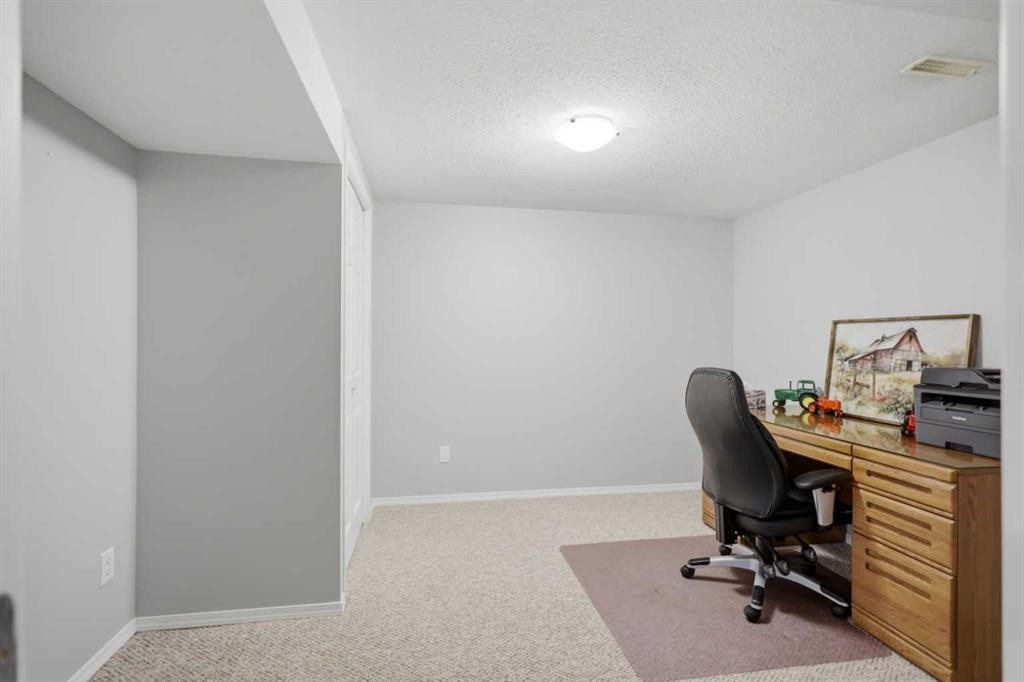 









5526


49

Avenue,
Lacombe,




AB
T4L 1M8

