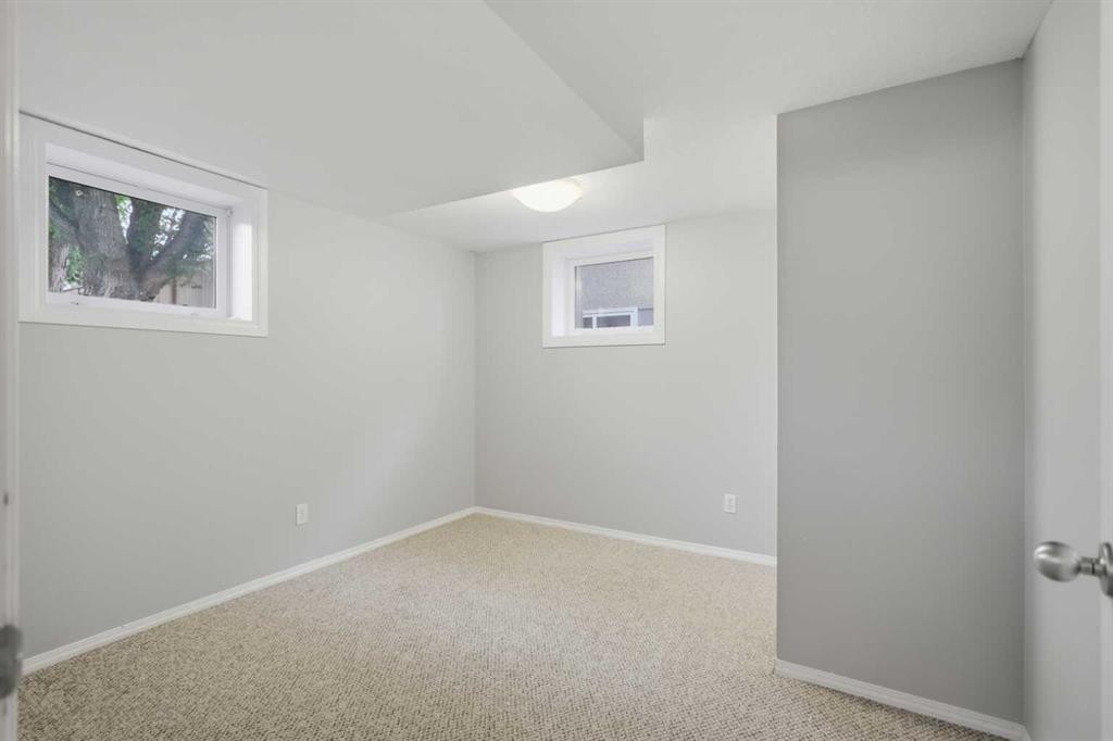 









5526


49

Avenue,
Lacombe,




AB
T4L 1M8

