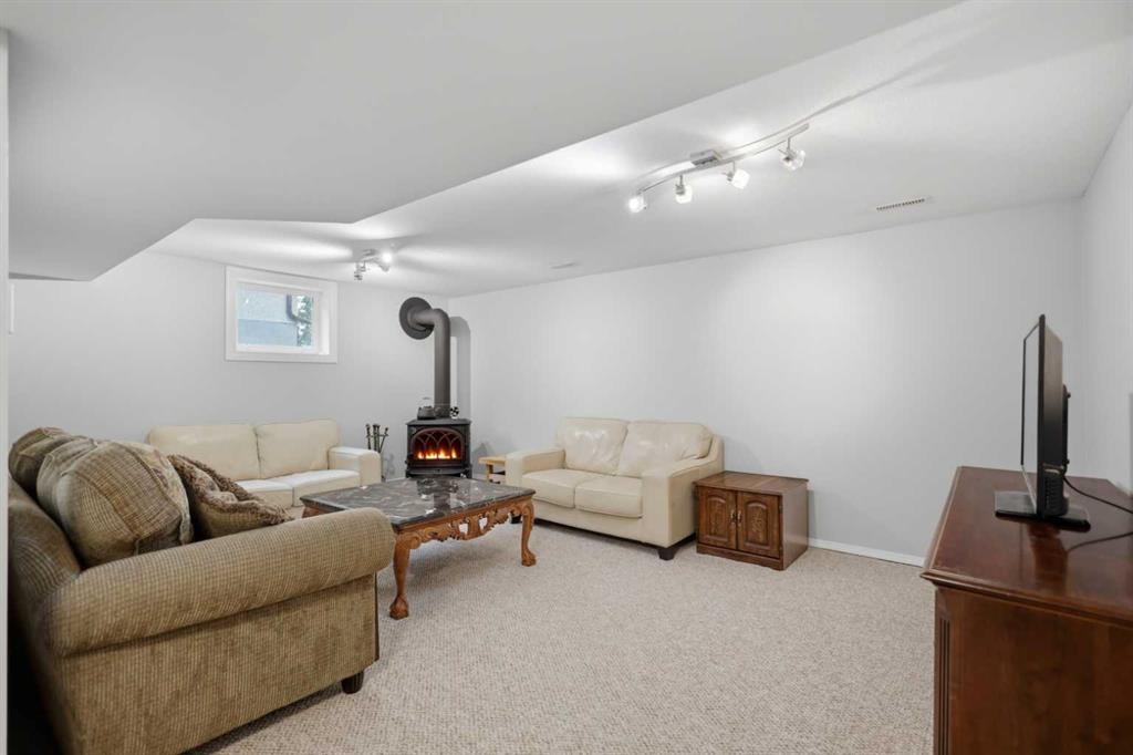 









5526


49

Avenue,
Lacombe,




AB
T4L 1M8

