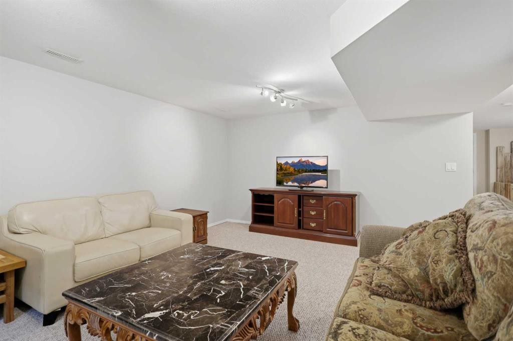 









5526


49

Avenue,
Lacombe,




AB
T4L 1M8


