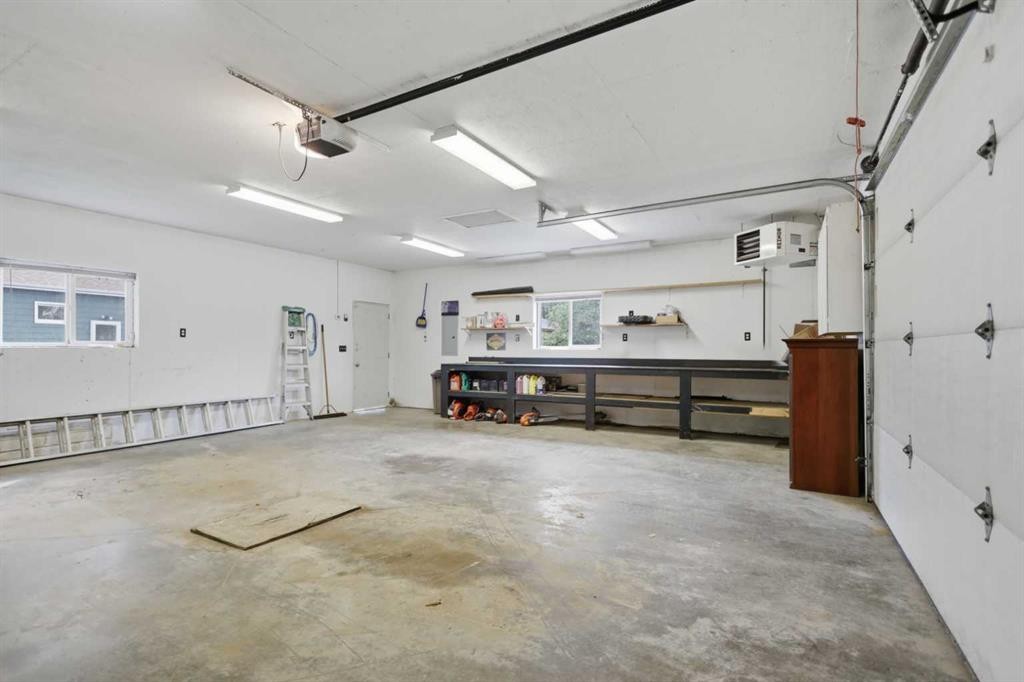 









5526


49

Avenue,
Lacombe,




AB
T4L 1M8

