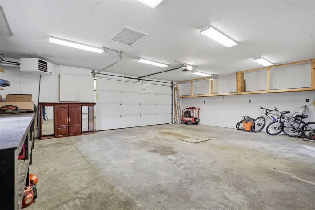 









5526


49

Avenue,
Lacombe,




AB
T4L 1M8


