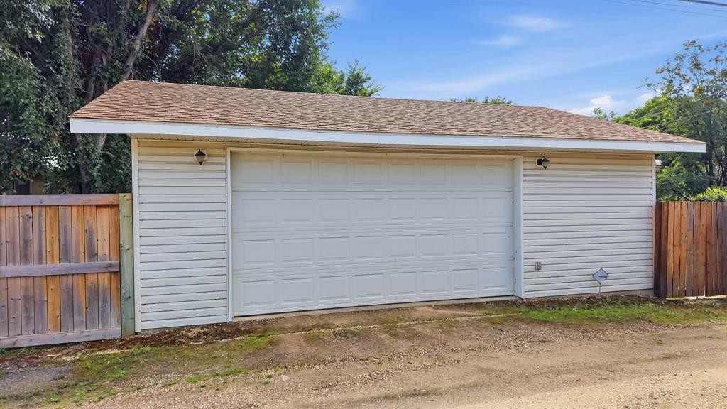 









5526


49

Avenue,
Lacombe,




AB
T4L 1M8

