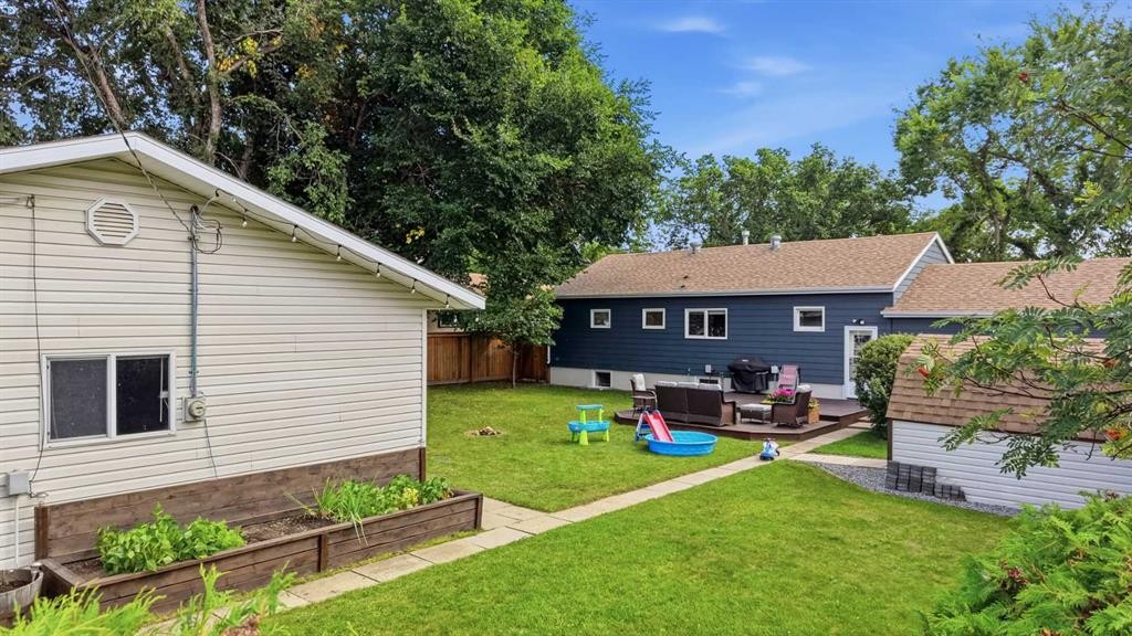 









5526


49

Avenue,
Lacombe,




AB
T4L 1M8

