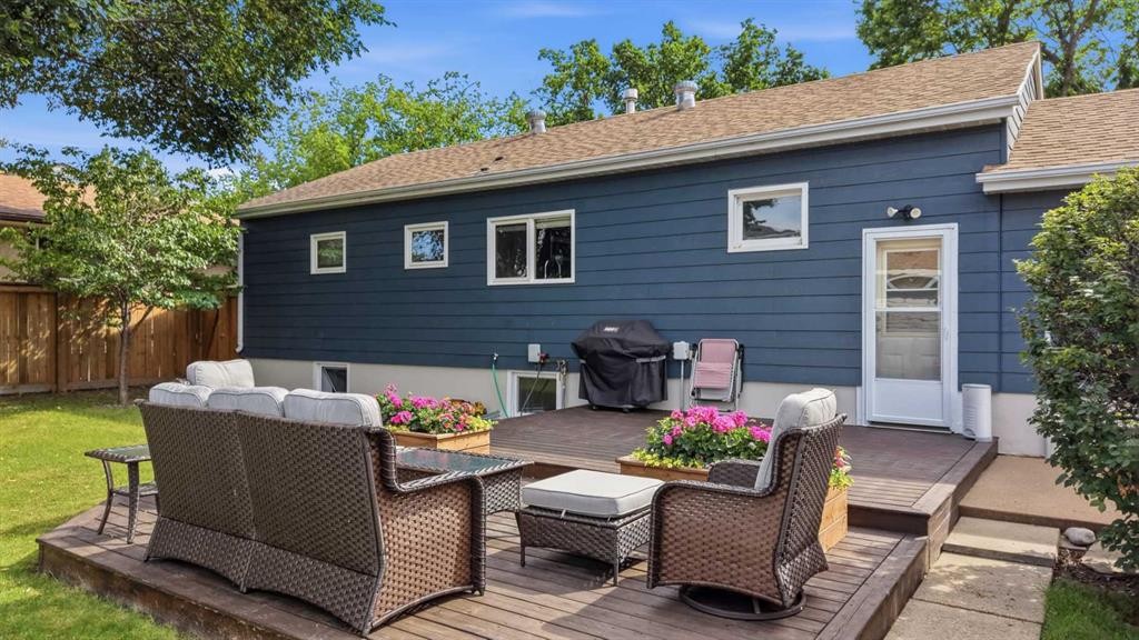 









5526


49

Avenue,
Lacombe,




AB
T4L 1M8

