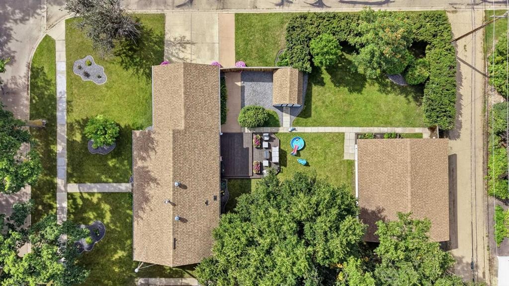 









5526


49

Avenue,
Lacombe,




AB
T4L 1M8

