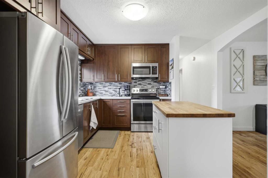 









5526


49

Avenue,
Lacombe,




AB
T4L 1M8


