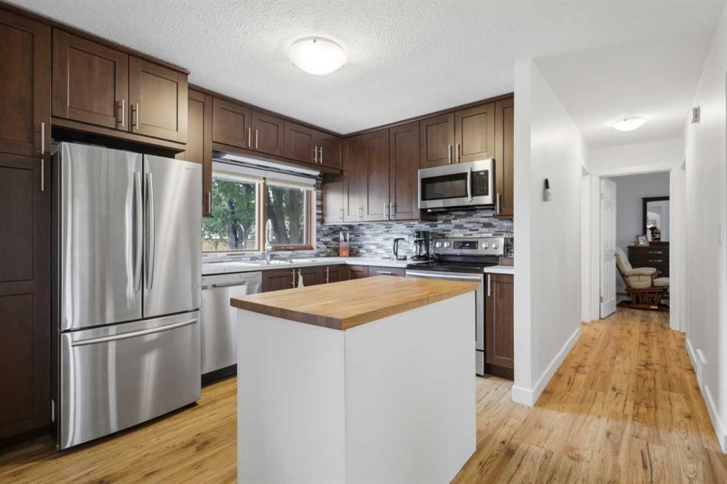 









5526


49

Avenue,
Lacombe,




AB
T4L 1M8

