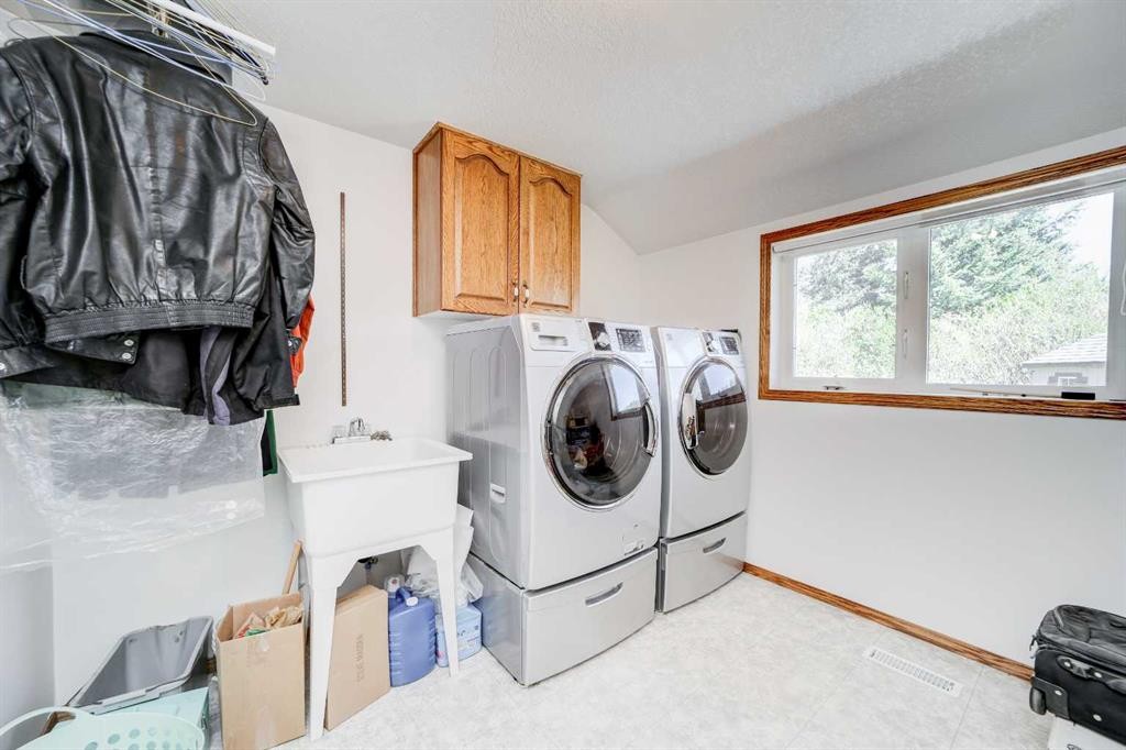 









217


Falcon Ridge

Way,
Rural Lethbridge County,




AB
T1J 5R8


