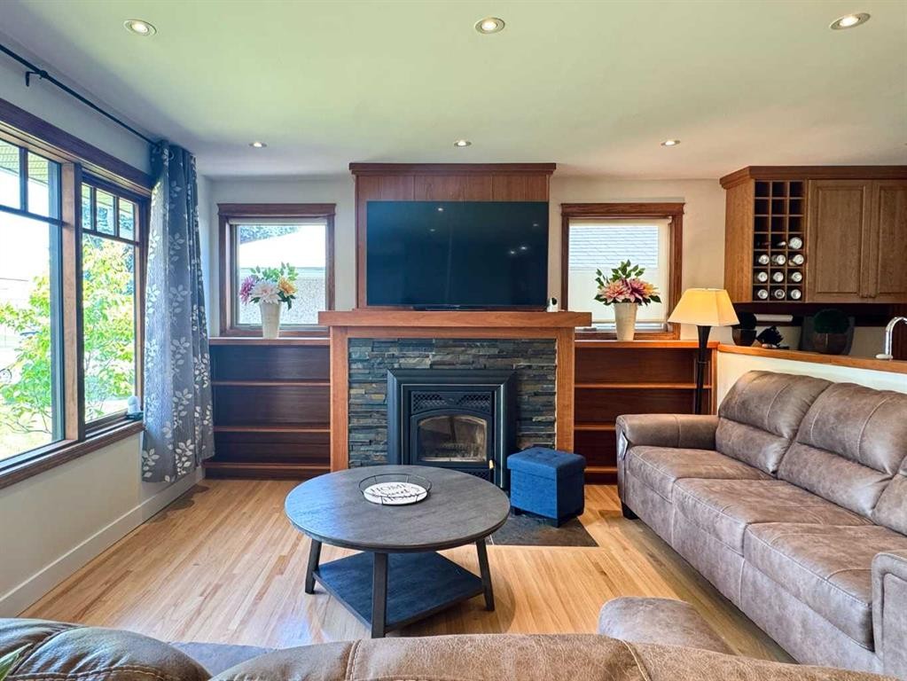 









2302


14

Avenue South,
Lethbridge,




AB
T1K 0V5


