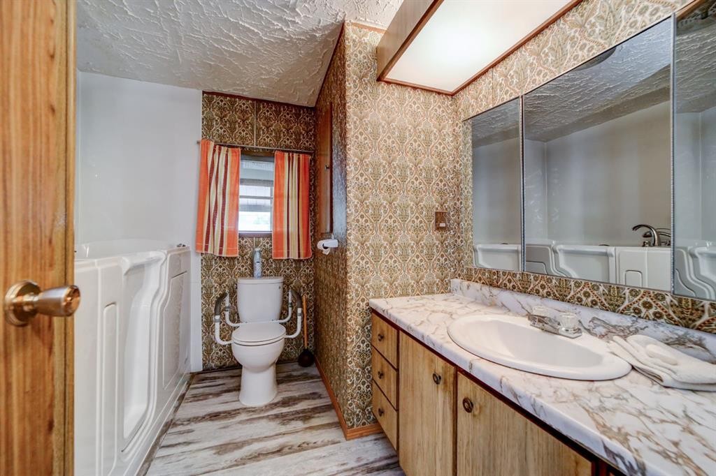 









901


230

Street,
Hillcrest,




AB
T0K1C0

