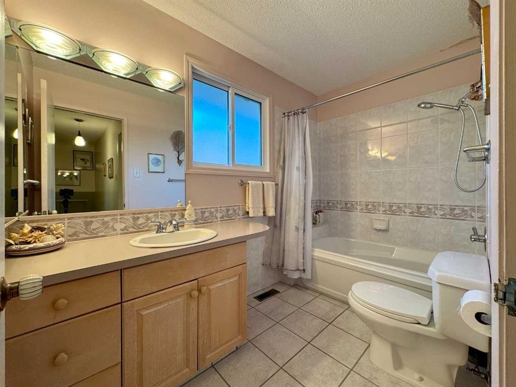 









2231


19

Street South,
Lethbridge,




AB
T1K 2C6

