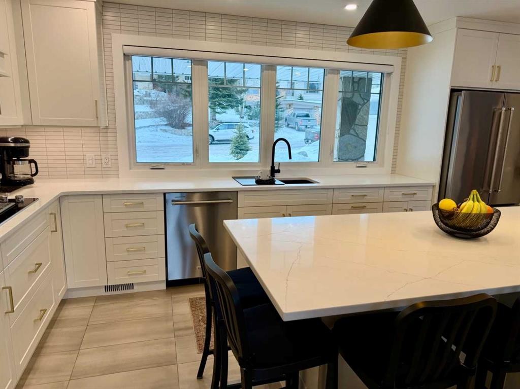 









13521


15

Avenue,
Blairmore,




AB
T0K 0E0

