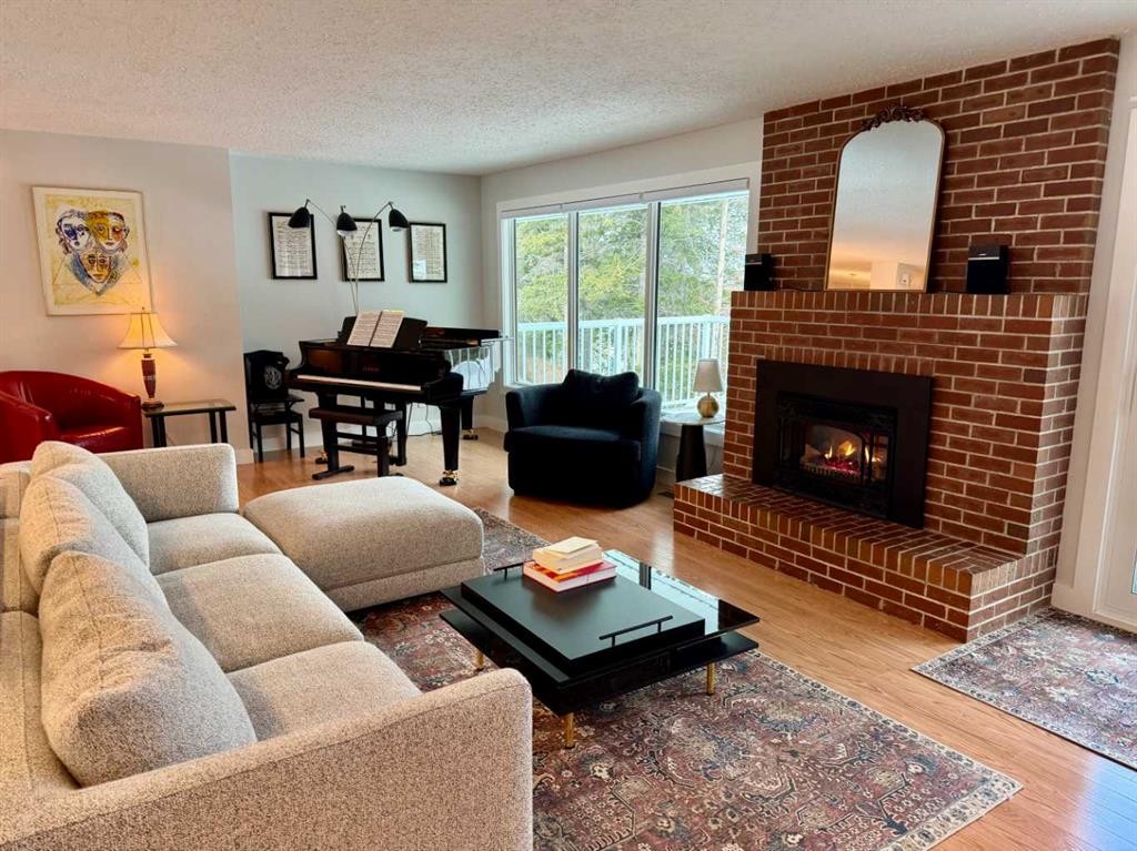 









13521


15

Avenue,
Blairmore,




AB
T0K 0E0

