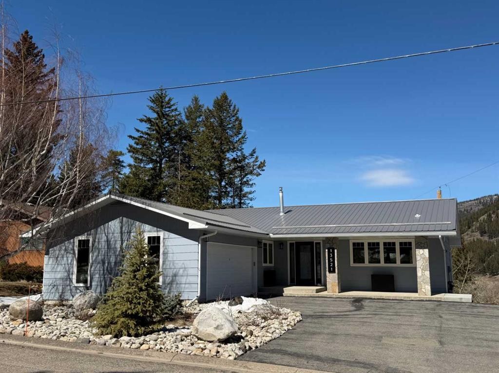 









13521


15

Avenue,
Blairmore,




AB
T0K 0E0

