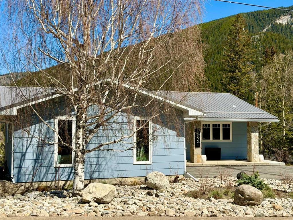 









13521


15

Avenue,
Blairmore,




AB
T0K 0E0

