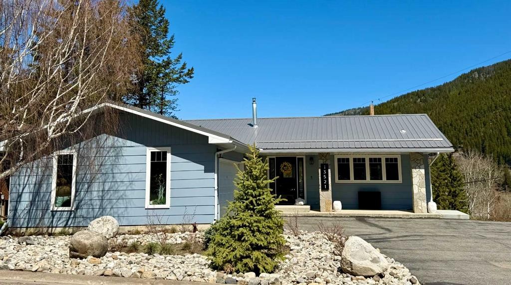 









13521


15

Avenue,
Blairmore,




AB
T0K 0E0

