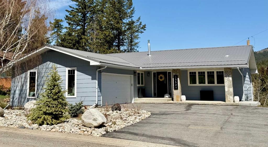 









13521


15

Avenue,
Blairmore,




AB
T0K 0E0


