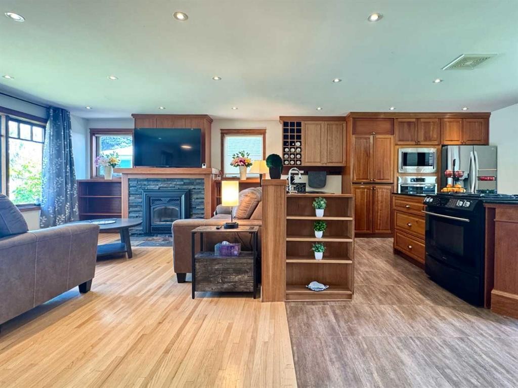 









2302


14

Avenue South,
Lethbridge,




AB
T1K 0V5

