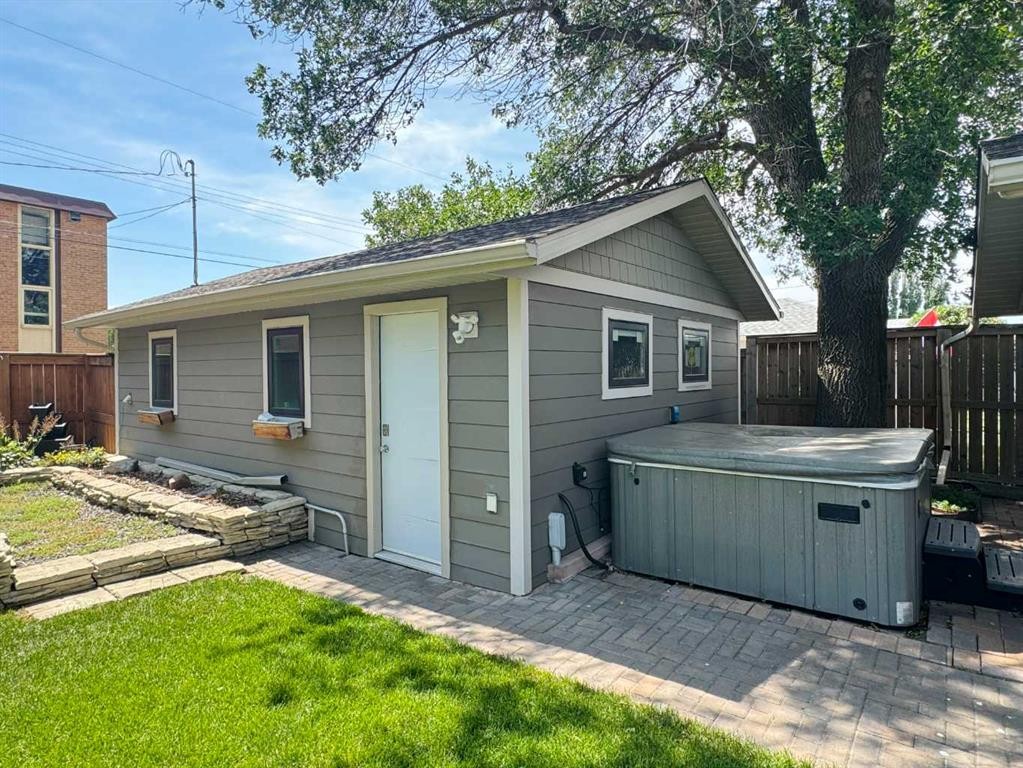 









2302


14

Avenue South,
Lethbridge,




AB
T1K 0V5

