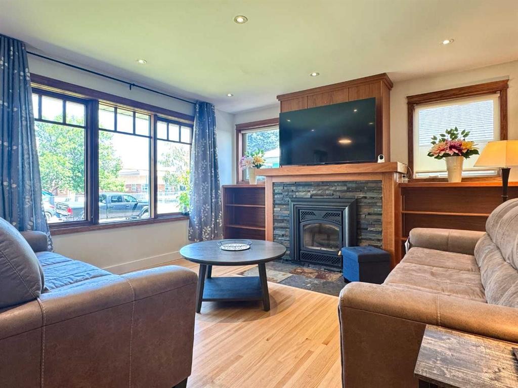 









2302


14

Avenue South,
Lethbridge,




AB
T1K 0V5

