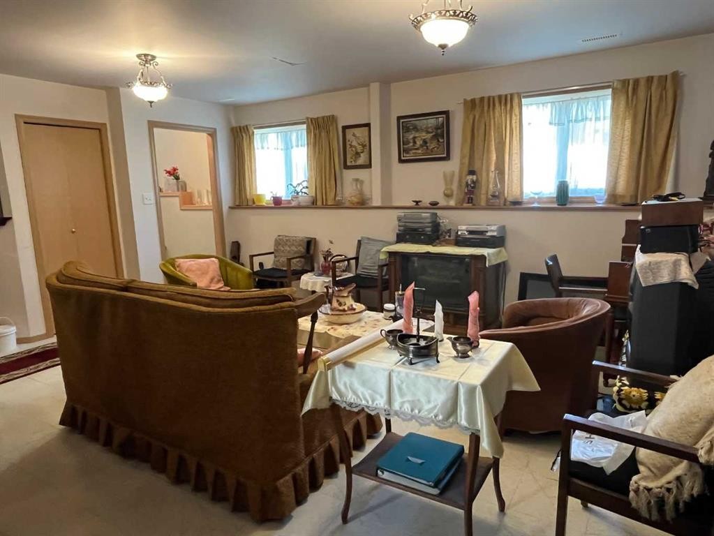 









125S


150

 West,
Raymond,




AB
T0K 2S0

