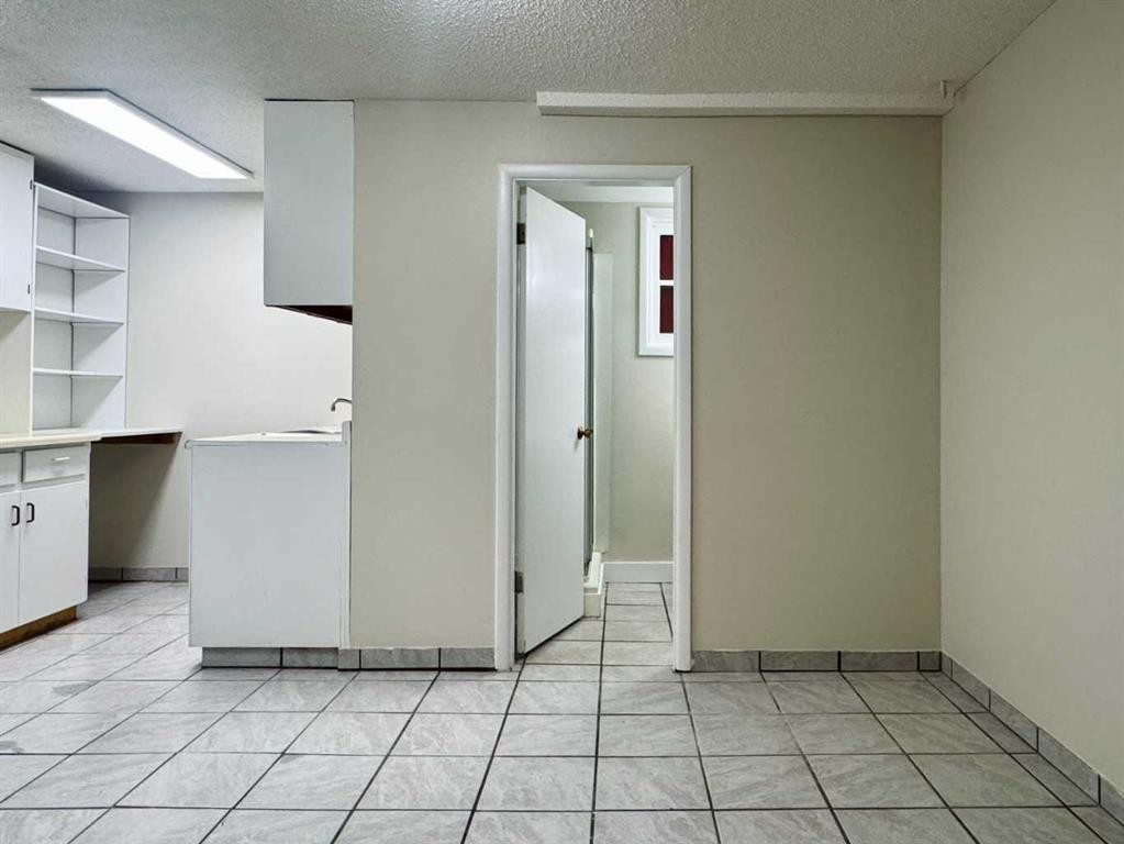 









533


23

Street South,
Lethbridge,




AB
T1J 3M9

