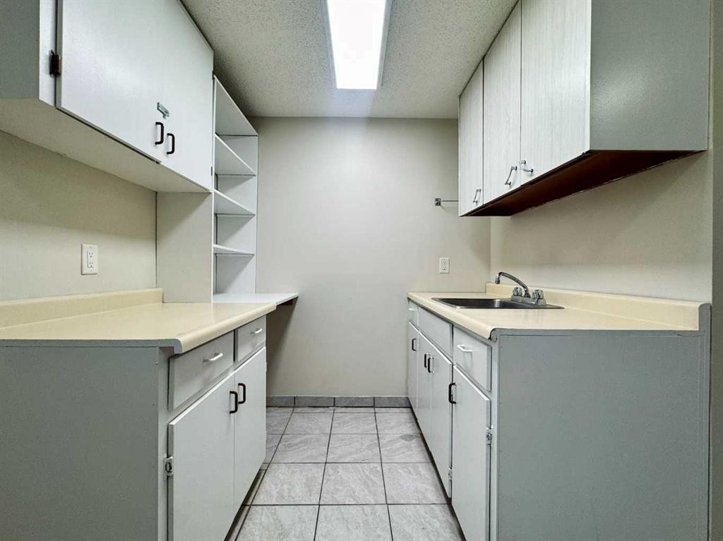 









533


23

Street South,
Lethbridge,




AB
T1J 3M9


