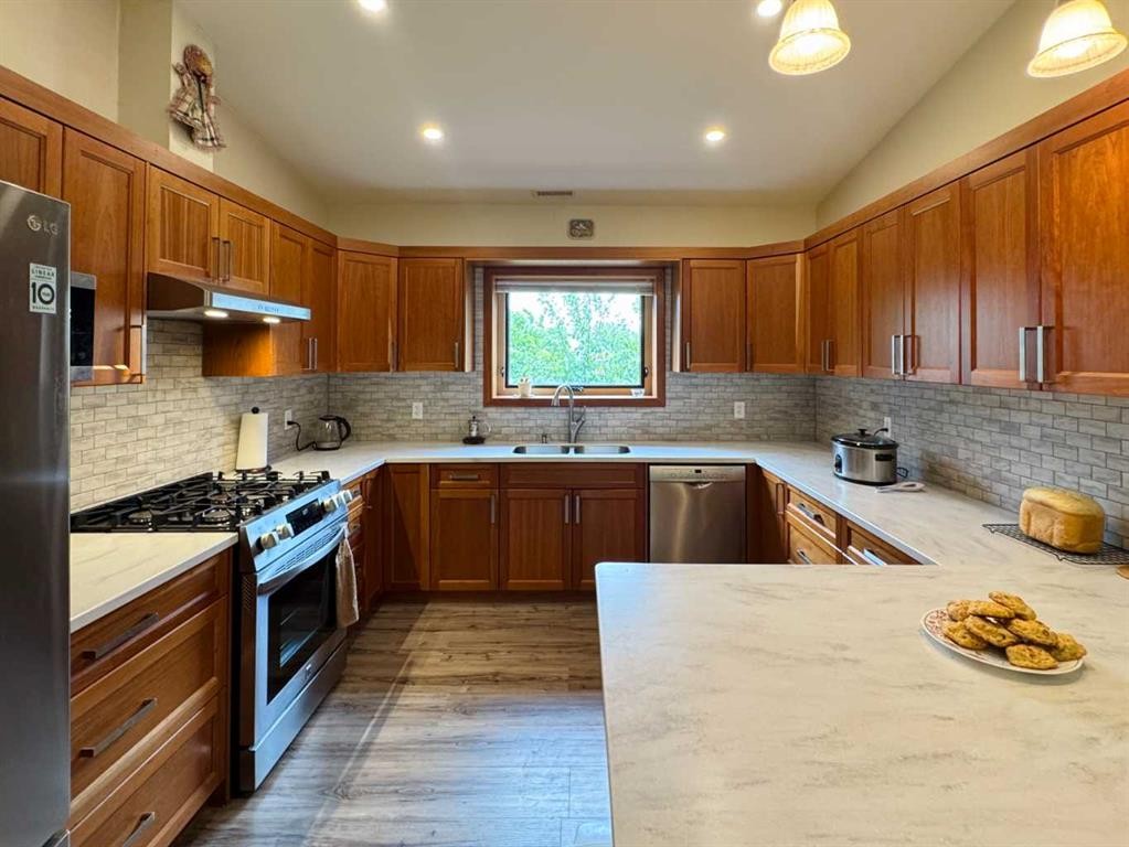 









412


Queen

Avenue,
Monarch,




AB
T0L 1M0

