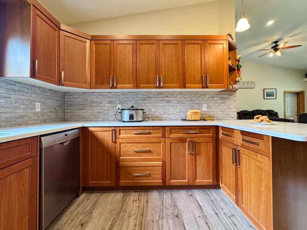 









412


Queen

Avenue,
Monarch,




AB
T0L 1M0

