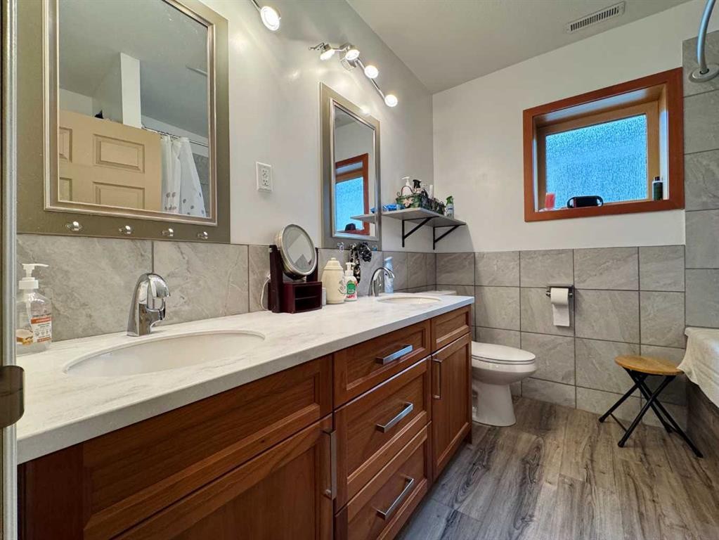 









412


Queen

Avenue,
Monarch,




AB
T0L 1M0

