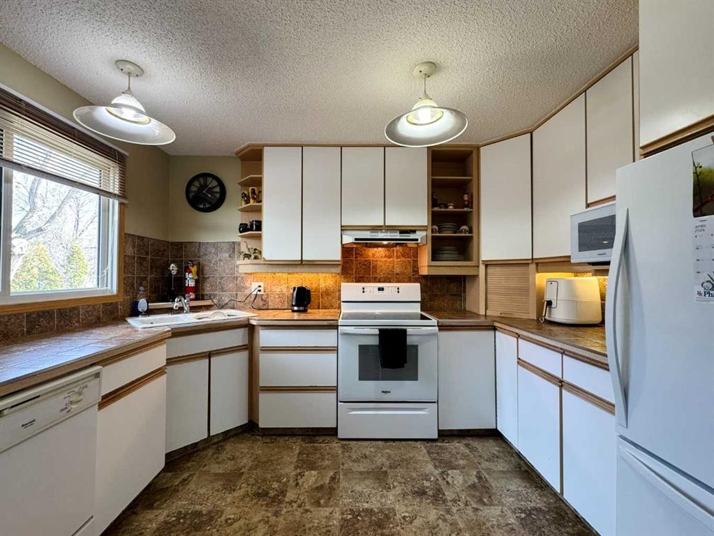 









2409


20

Street North,
Lethbridge,




AB
T1H 4T9

