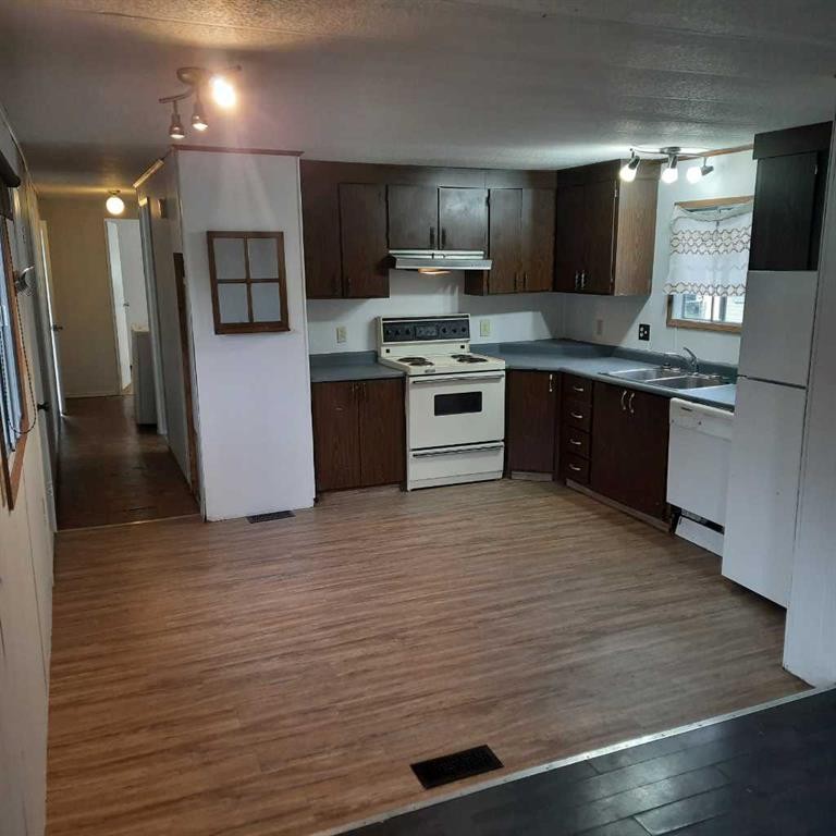 









13333


17

Avenue North,
Blairmore,




AB
T0K 0E0

