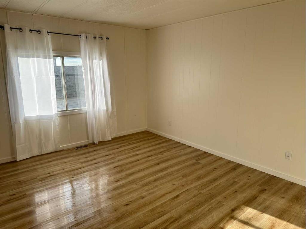 









5028


53

Avenue,
Girouxville,




AB
T0H 1S0

