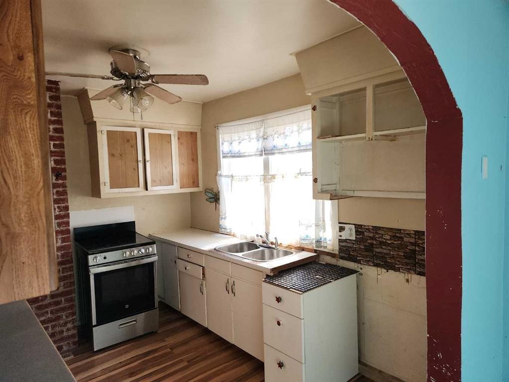 









4913-57 Ave


.

,
High Prairie,




AB
T0G 1E0

