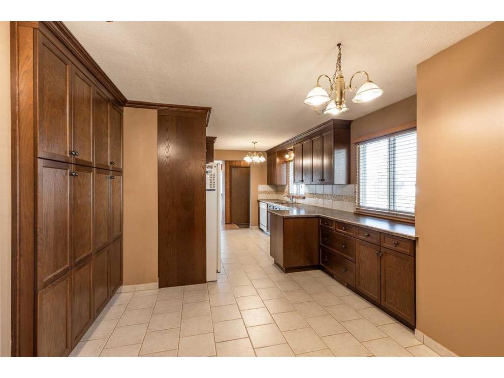 









188


Burns

Crescent Northwest,
Medicine Hat,




AB
T1A 6V9


