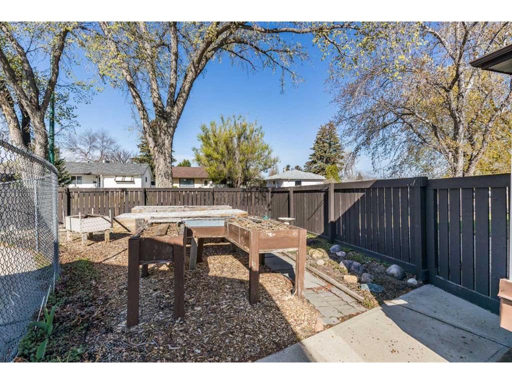 









188


Burns

Crescent Northwest,
Medicine Hat,




AB
T1A 6V9

