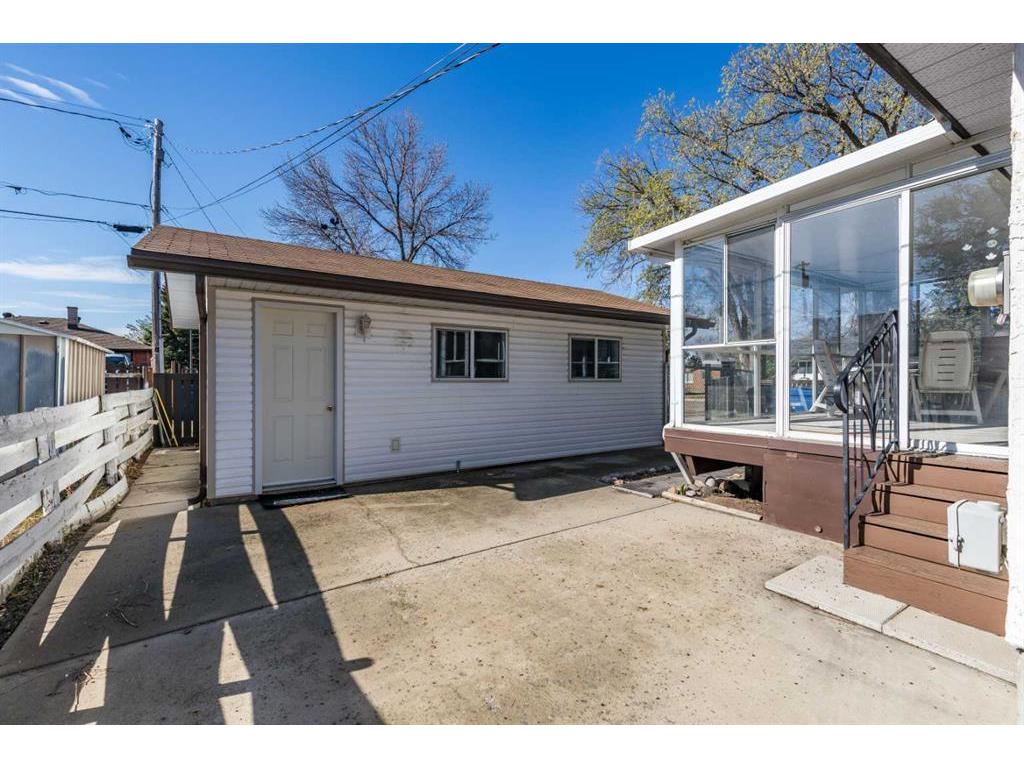 









188


Burns

Crescent Northwest,
Medicine Hat,




AB
T1A 6V9

