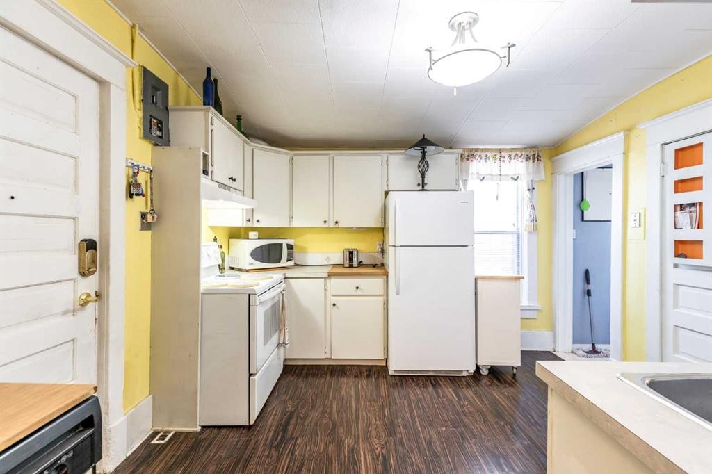 









966


Yuill

Street Southeast,
Medicine Hat,




AB
T1A 0Y8

