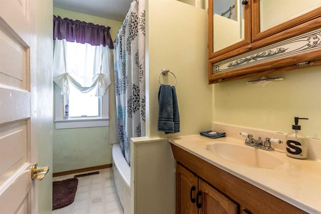 









966


Yuill

Street Southeast,
Medicine Hat,




AB
T1A 0Y8

